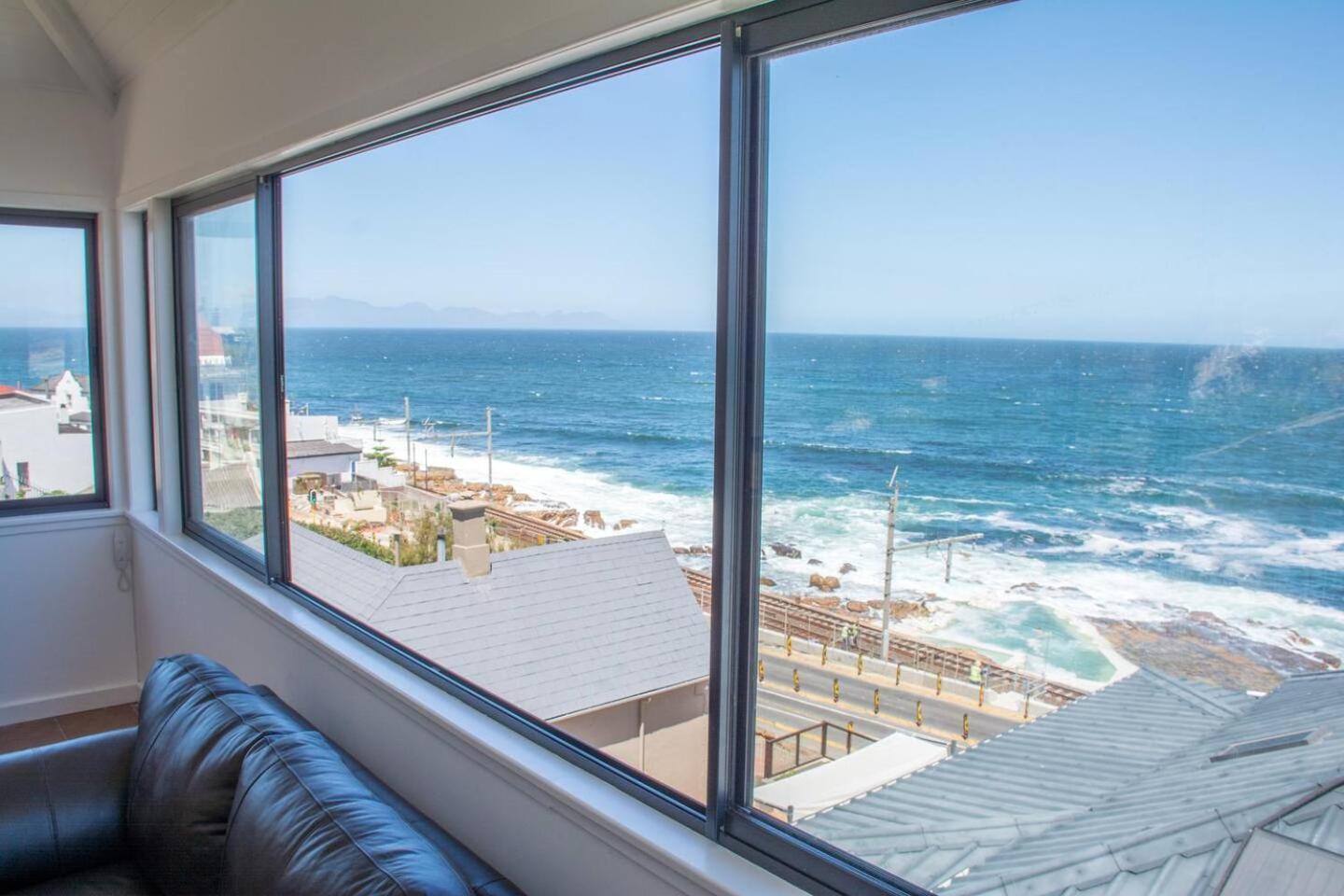 Modern Beach Apartment By Open Home Kalk Bay Extérieur photo